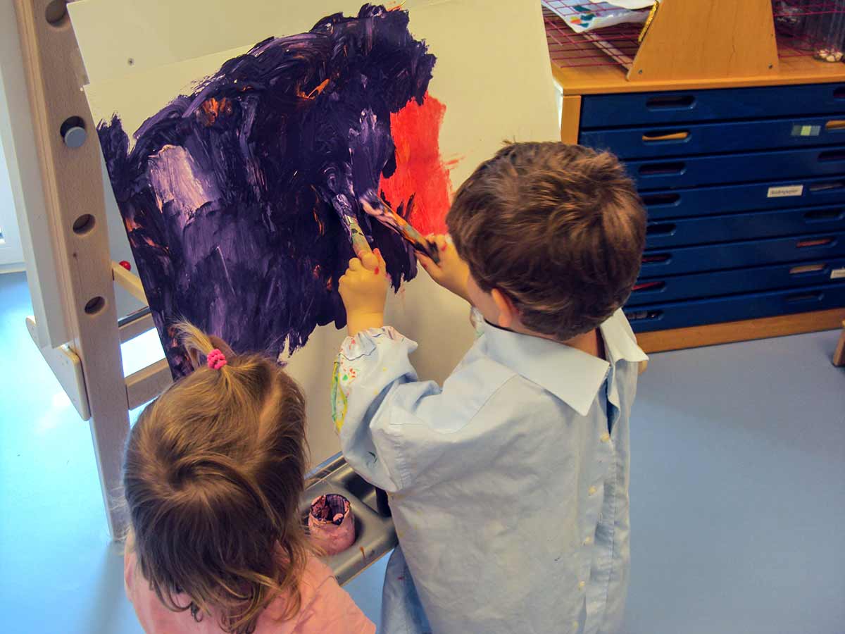 Kita Bärenhöhle: Kinder malen im Atelier