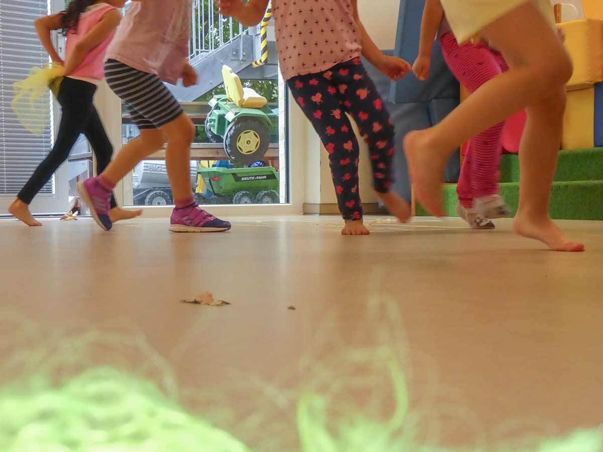 Kita Bärenhöhle: ausgelassenes Tanzen im Bewegungsraum