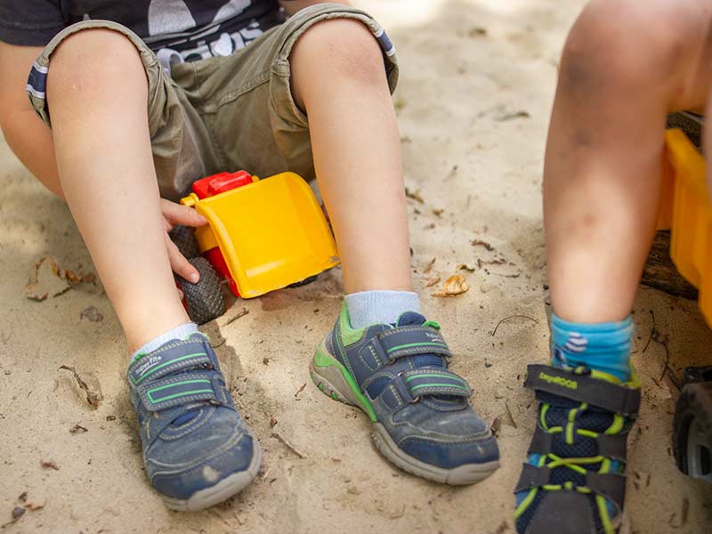 Kita Bärenhöhle: zwei Kinder spielen gemeinsam im Sand